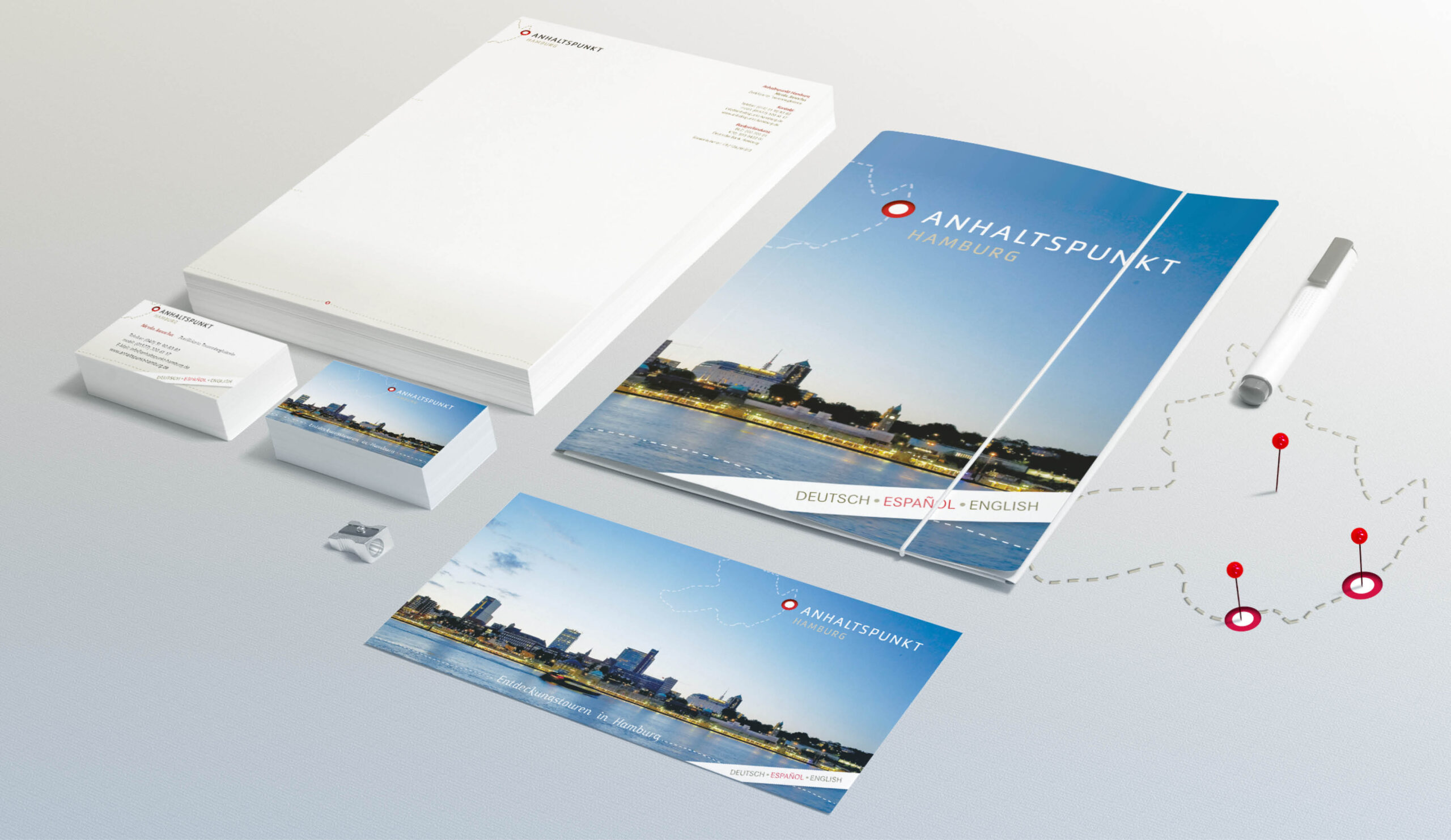 Corporate Design von Anhaltspunkt Hamburg mit Briefpapier, Visitenkarten, Broschüre und Flyer auf hellem Hintergrund.