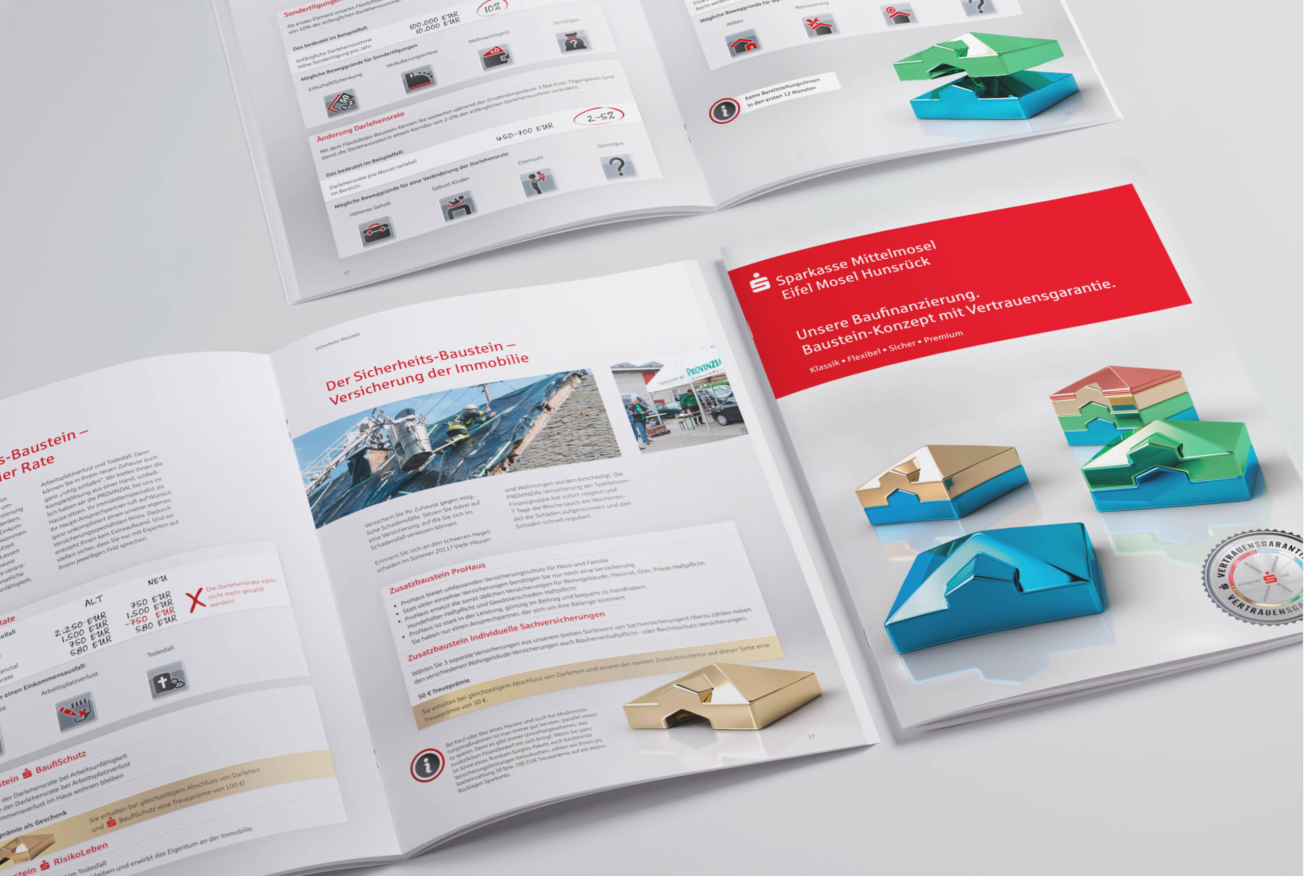 Aufgeschlagene Broschüre zur Baufinanzierung mit modularem Baustein-Konzept und Vertrauensgarantie für die Sparkasse.