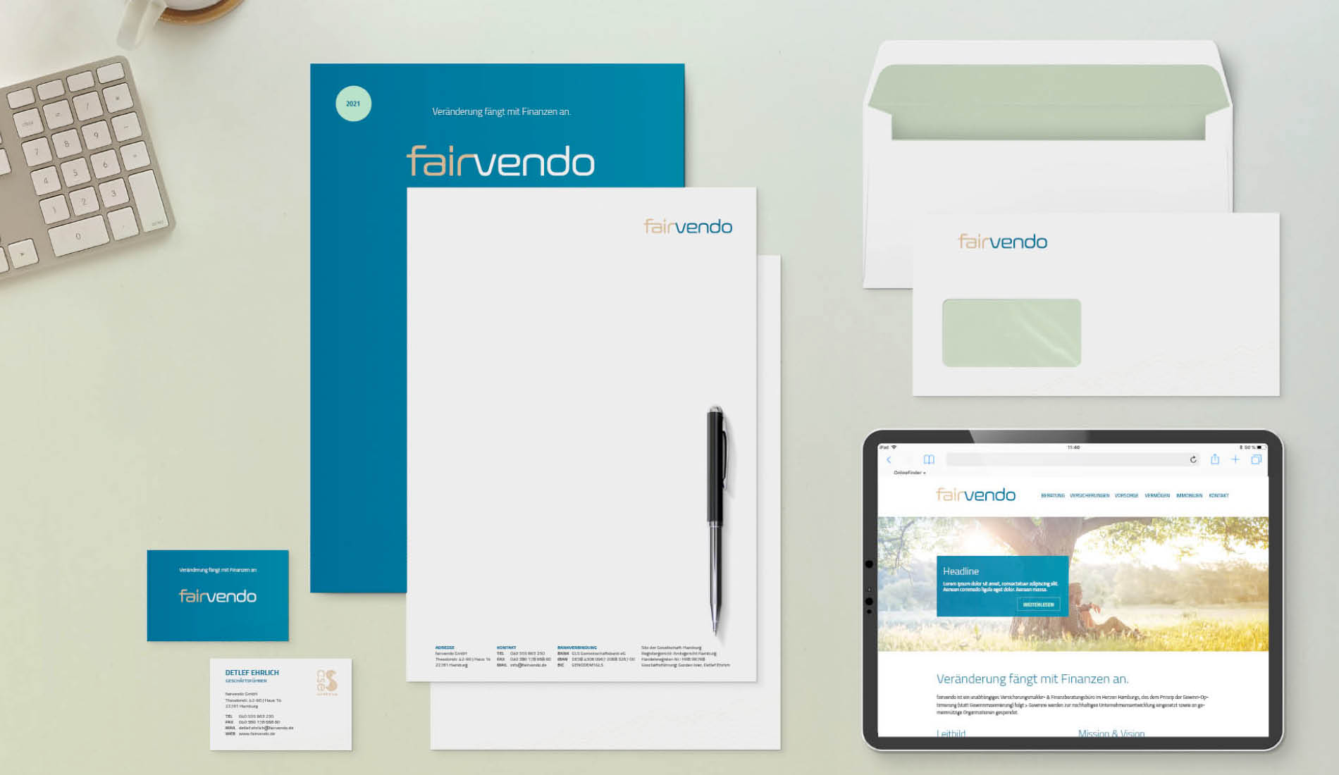 Corporate Design der Marke fairvendo mit Briefpapier, Visitenkarten, Umschlägen und Webauftritt auf einem Tablet.