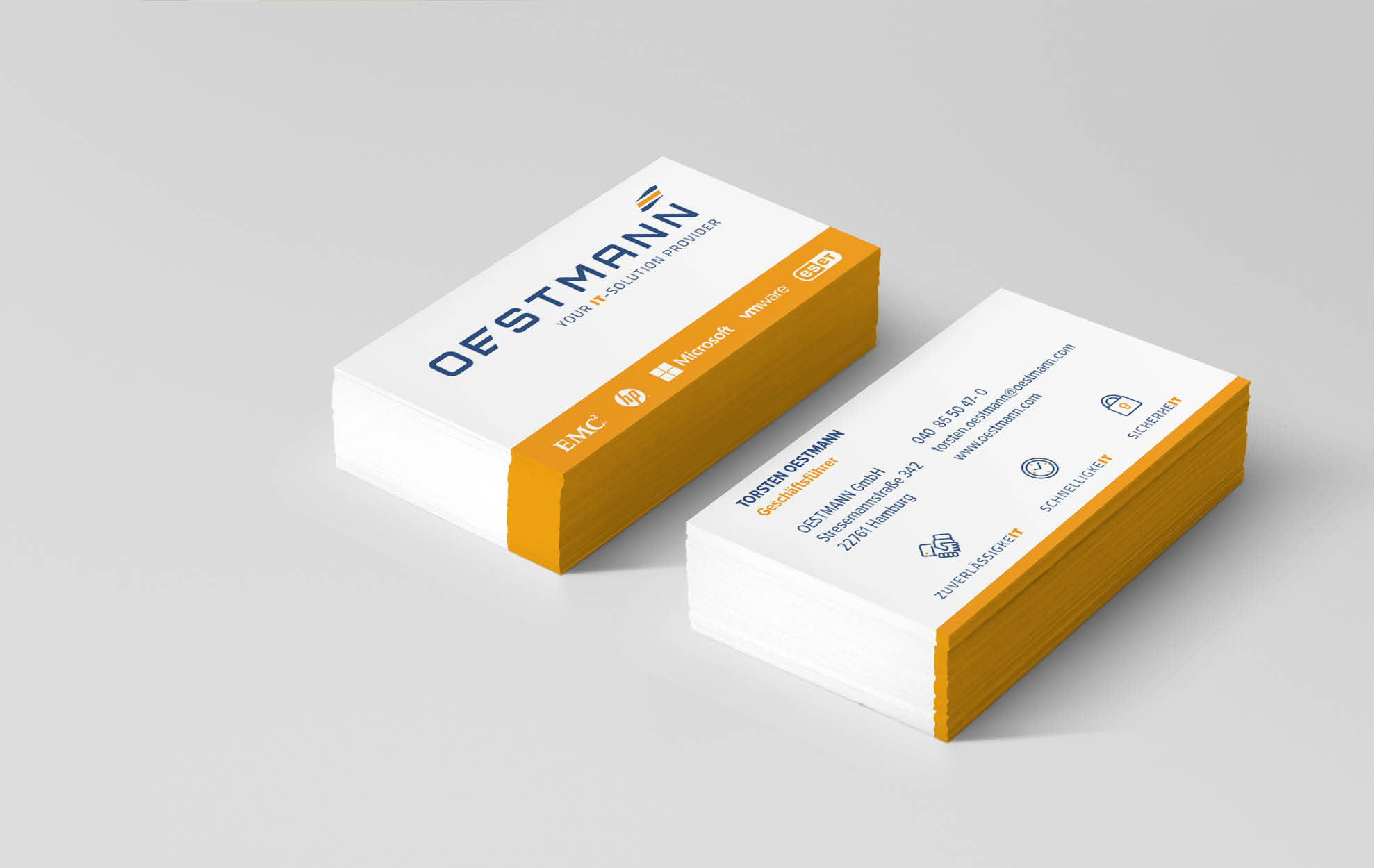 Visitenkarten Oestmann IT-Solution Provider Visitenkarten der Oestmann GmbH mit modernem Corporate Design in Weiß, Blau und Gelb, inklusive Logo, Kontaktdaten und Partnerlogos.