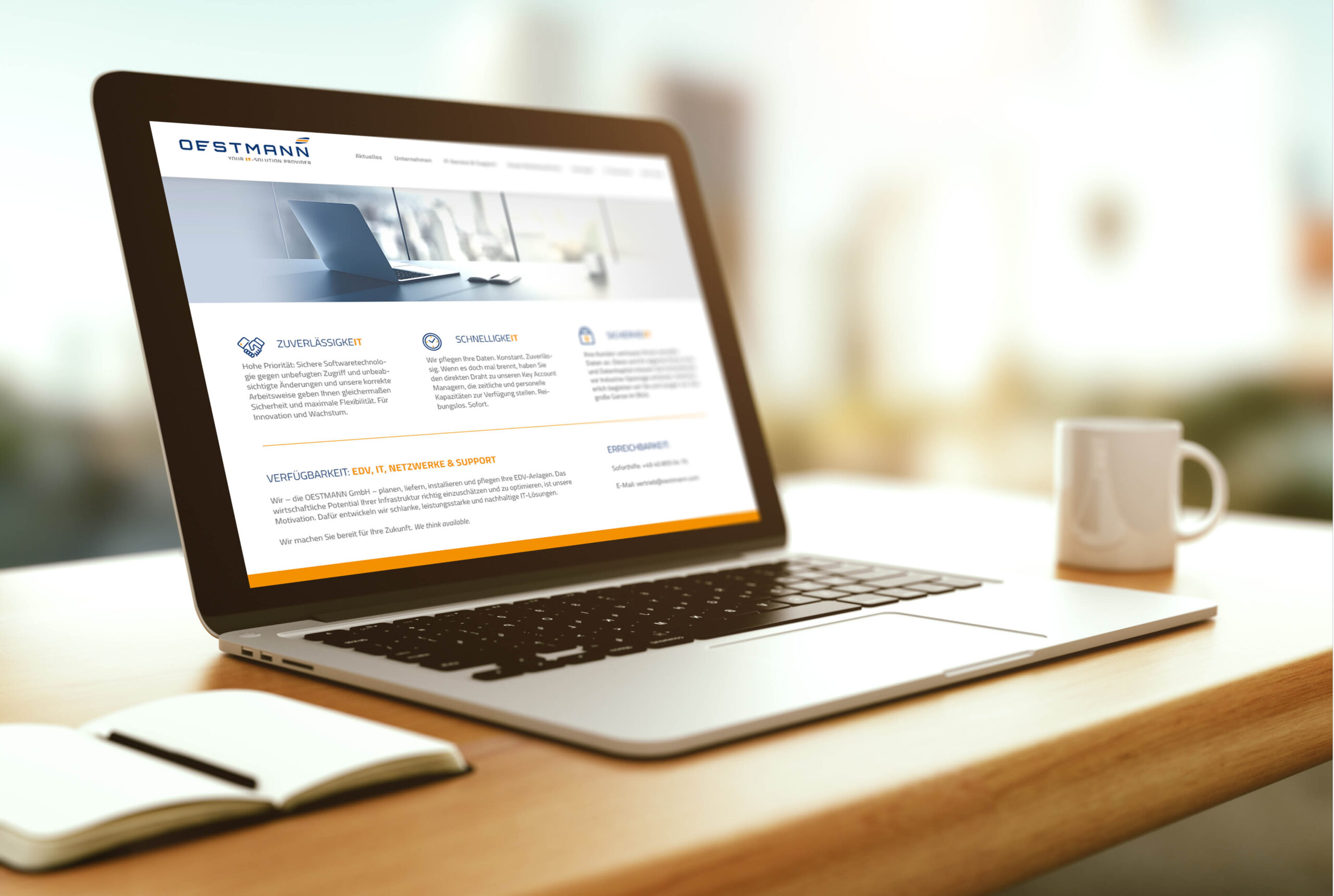 Oestmann Website im Corporate Design Website der Oestmann GmbH im Corporate Design auf einem Laptop – klar strukturiertes Layout in Blau und Orange mit IT-Schwerpunkt.