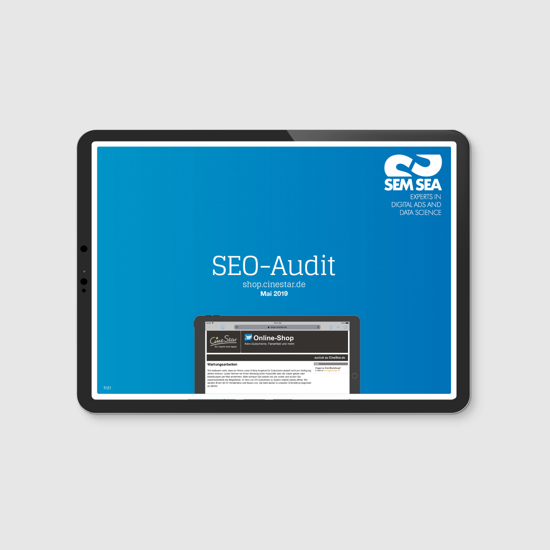 SEMSEA – SEO-Audit Präsentation SEMSEA SEO-Audit Präsentation auf Tablet mit Corporate Design in Blau, inklusive Beispielseite eines Online-Shops.