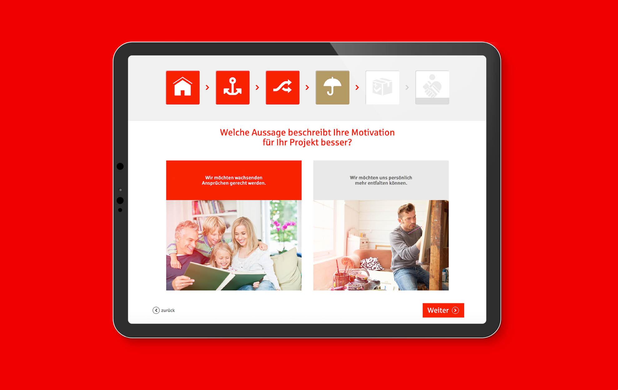 Tablet mit geöffneter Online-Anwendung der Sparkasse zur Baufinanzierung, auf rotem Hintergrund, mit einer Frage zur Motivation für das Bauprojekt.