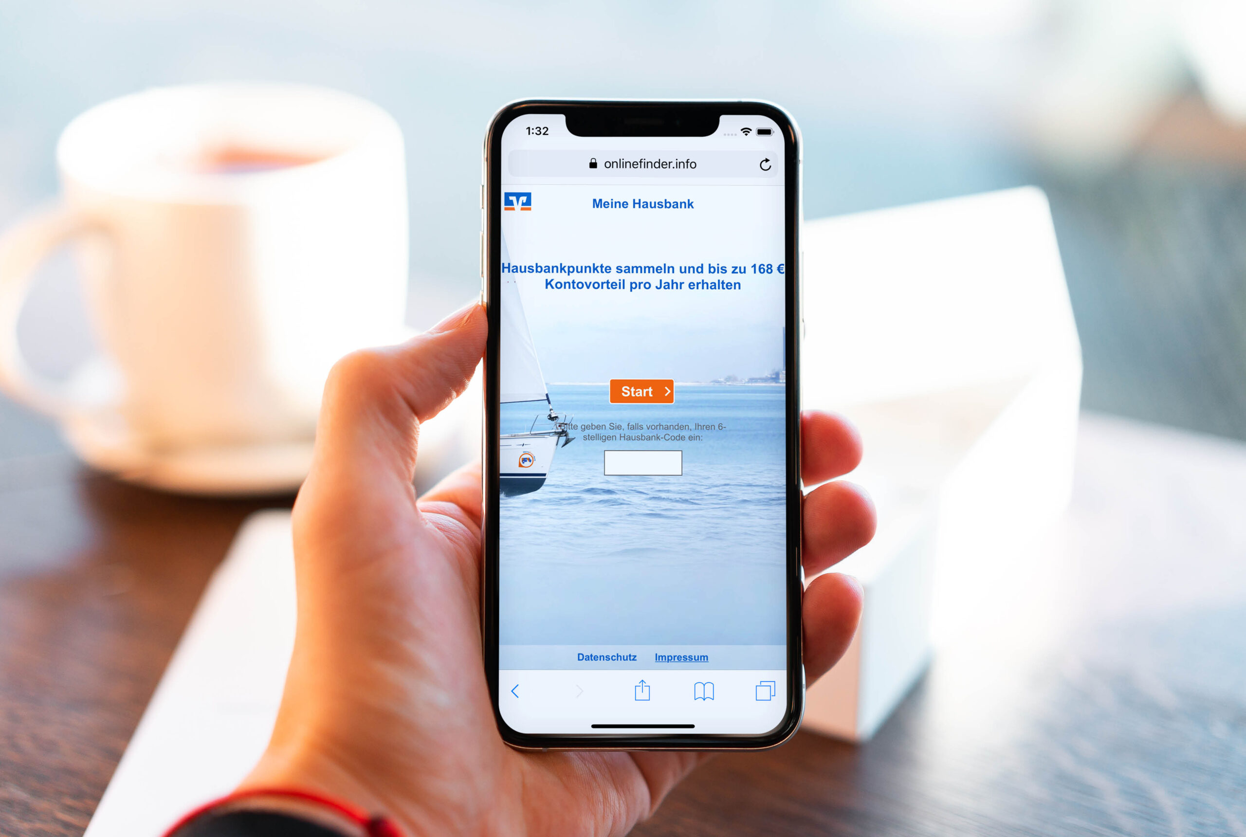 Smartphone mit der mobilen Ansicht des Volksbank Versorgungs-Checks, Startseite mit Segelboot und Startbutton.