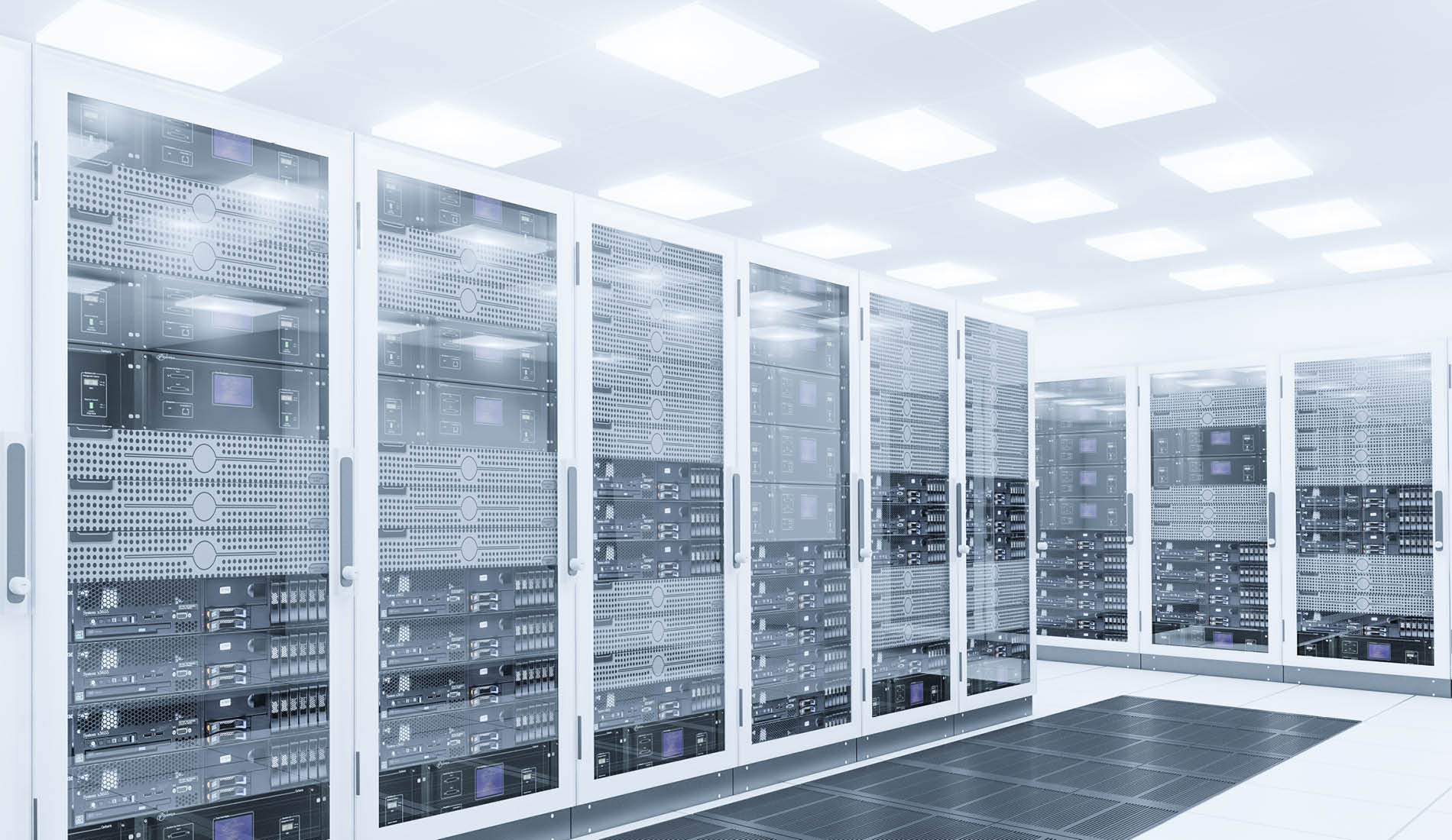 Moderne Serverräume mit verglasten Racks und leistungsstarker Hardware zur Bereitstellung von Online-Tools und Webanwendungen.