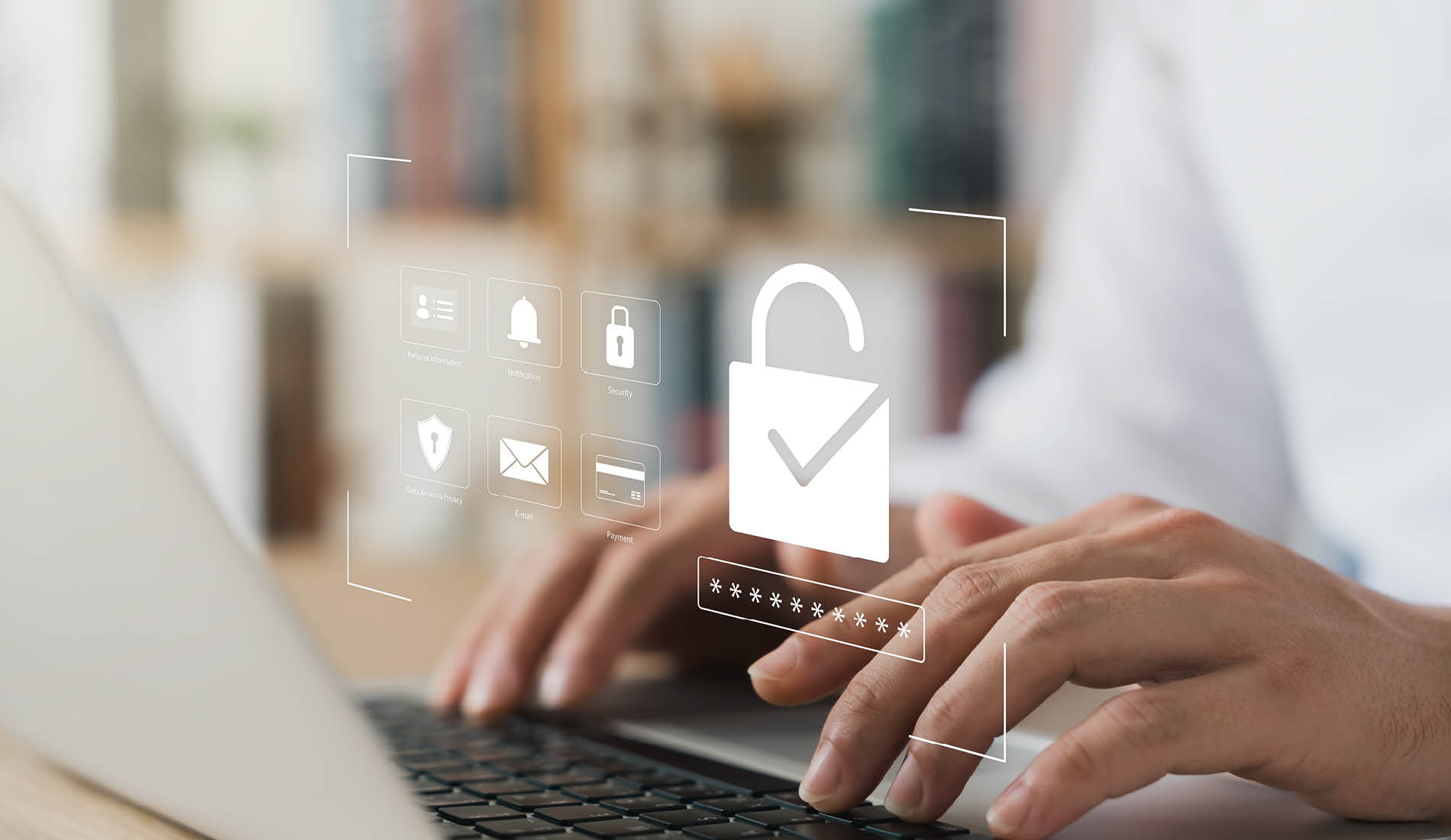 Hände tippen auf Laptop-Tastatur mit digitalem Sicherheitssymbol und Schlossgrafik zur Darstellung von Datensicherung und Backups.