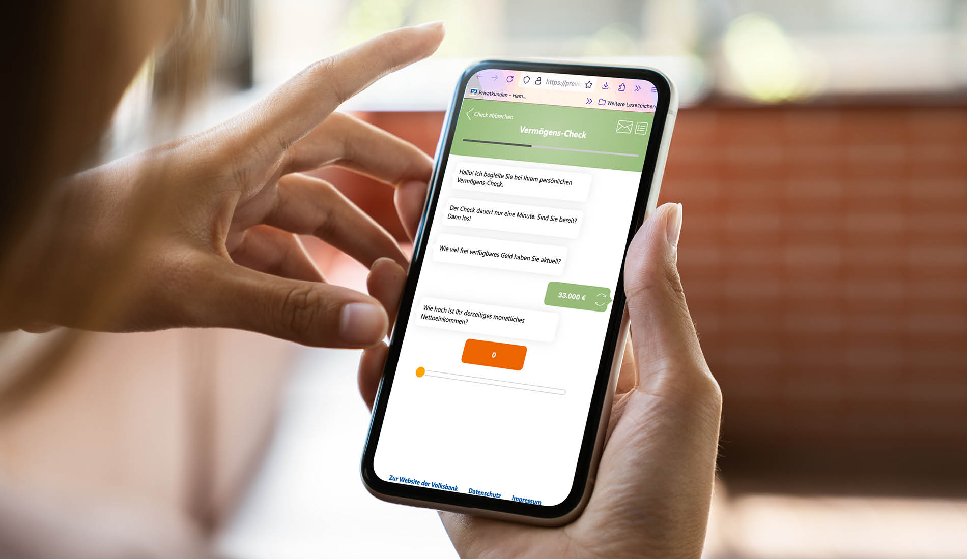 Person nutzt ein interaktives Online-Tool für einen Vermögens-Check auf dem Smartphone.