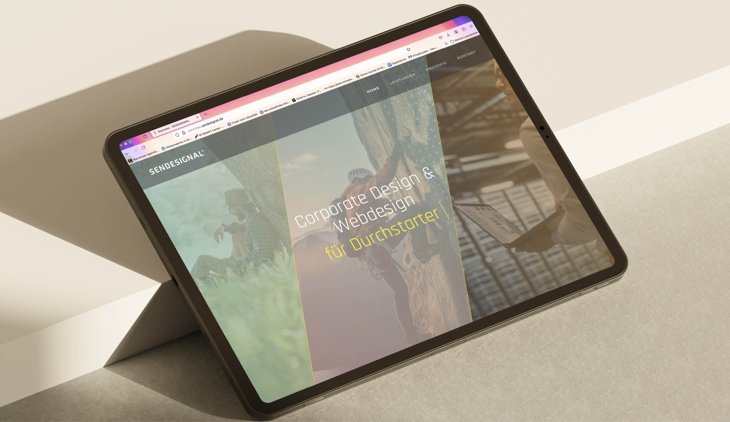Tablet mit geöffneter SENDESIGNAL Website, die modernes Webdesign und Corporate Design präsentiert.