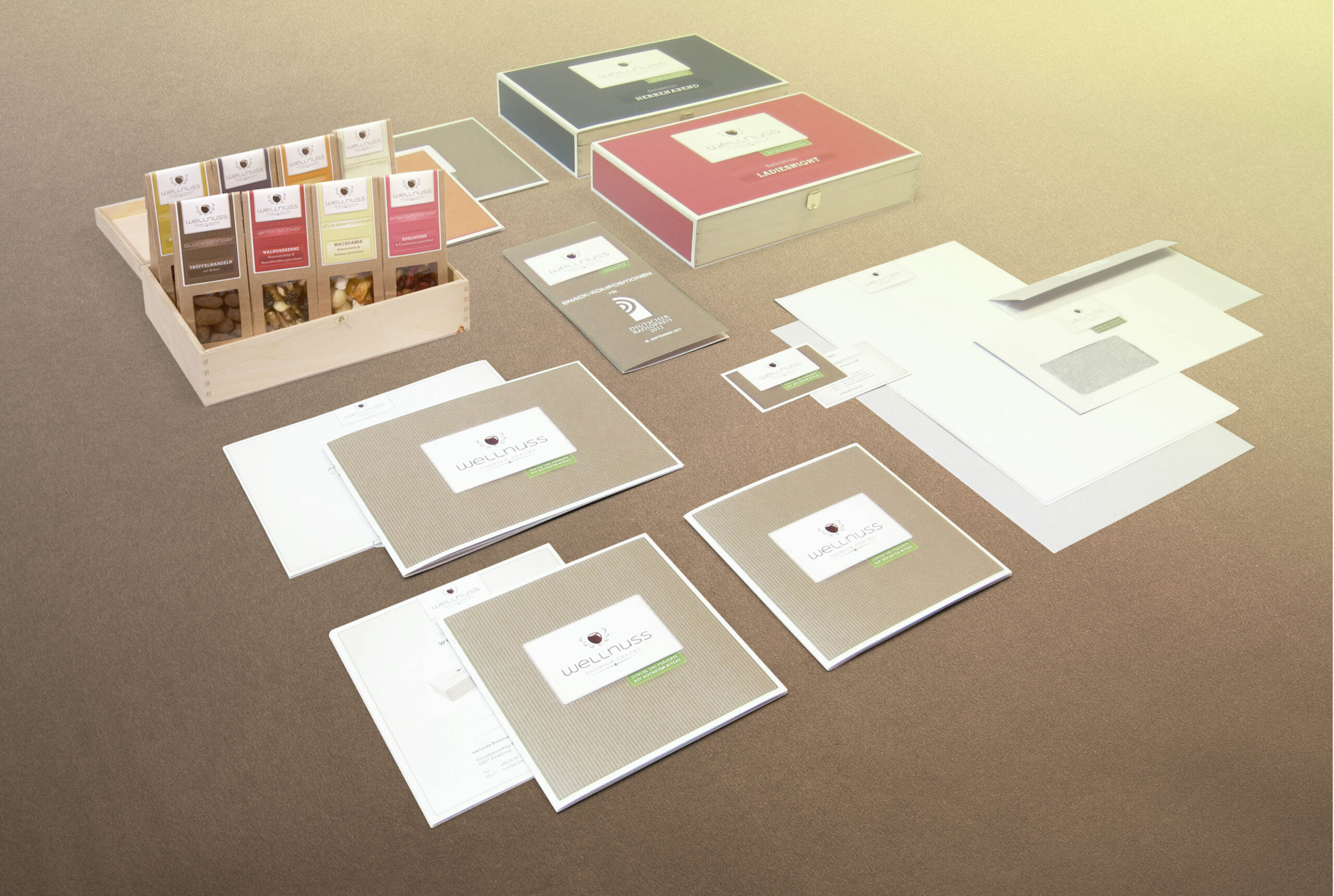 Komplettes Corporate Design von Wellnuss Premium Snacks mit Verpackungen, Broschüren, Geschäftsausstattung und Markenmaterialien.